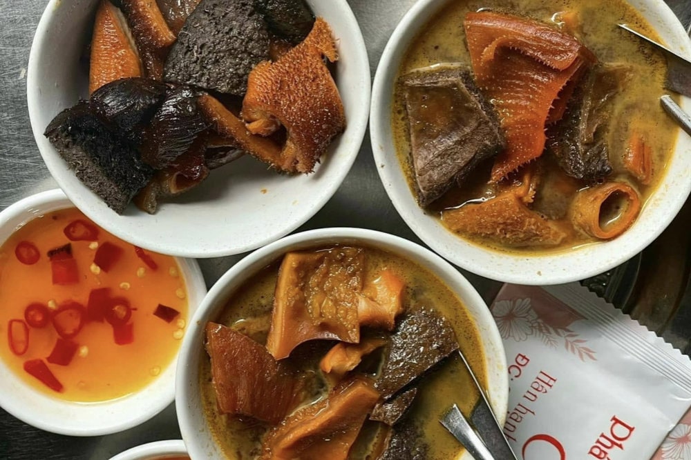 Pha lau bo is a delicious dish made by slow-braising beef organs until tender, simmered in a fragrant herbal broth for a rich and flavorful taste